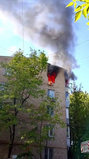 🔥На Фабрициуса, 12, утро началось с пожара — загорелась квартира на пятом этаже🔥