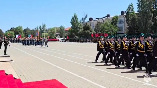 Сотрудники ГУ МЧС России по РД приняли участие в параде в честь 80-летия Победы