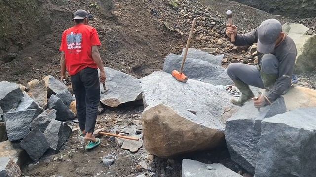 Строительство, шахтёры вручную разбивают камни