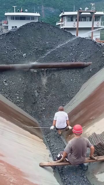 loading coal into a ship is such a dangerous job 😱 #shortvideo #shorts
