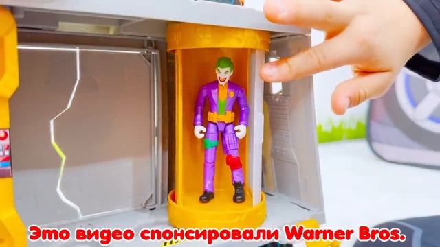 Влад и Никита -Влад и Ники играют с игрушками Бэтмена
