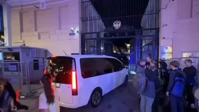 Российская делегация прибыла в генконсульство РФ в Стамбуле.