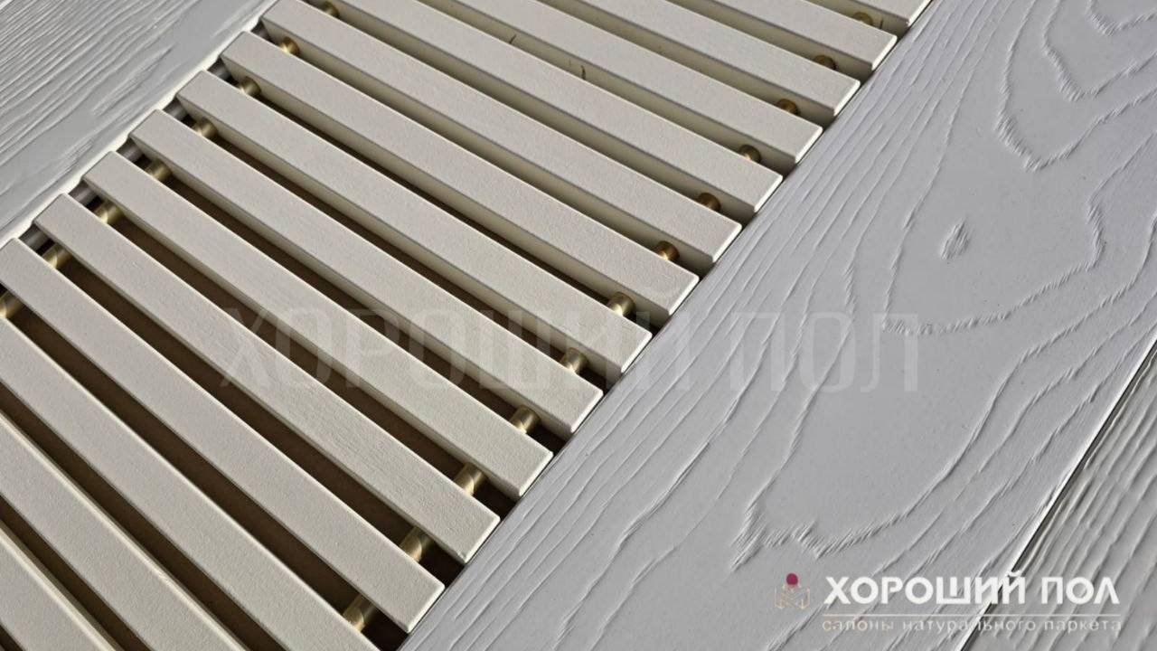 Белые решётки для конвекторов из натурального дерева с латунными вставками в салонах ХОРОШИЙ ПОЛ