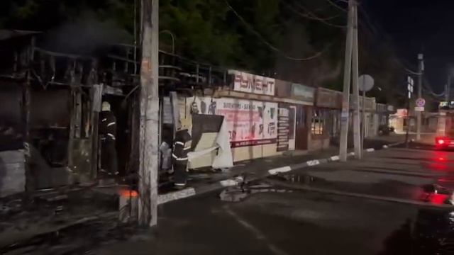 СГОРЕЛИ 5 ЛАРЬКОВ: причиной пожара в шаурмичной на Куйбышева в Батайске стало короткое замыкание.