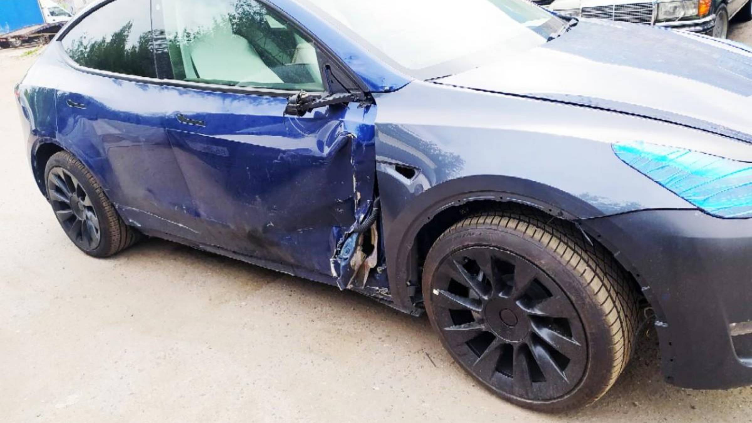 сложный ремонт боковины tesla Y