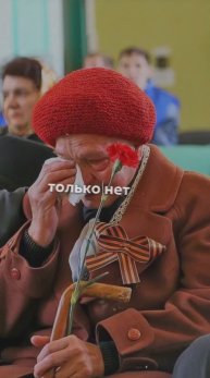 Ветер тихо качает знамёна!