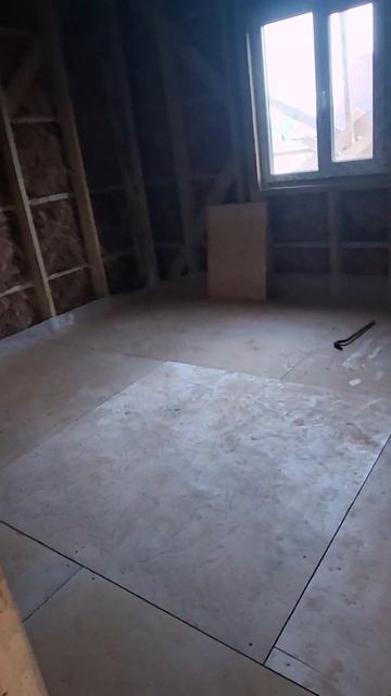 Монтаж фанеры на пол каркасного дома #хитрости #diy #пол?