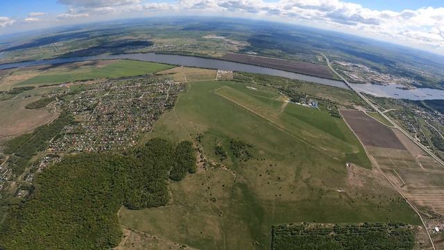 Прыжок с парашютом в ярком майском весеннем небе. Летим угол