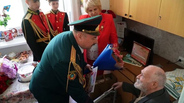 Алуштинцы поздравили с Днём Победы ветерана ВОВ Ивана Семёновича Евтушенко