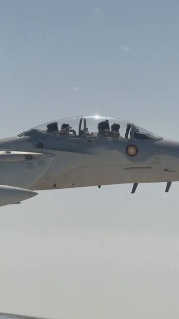 Летчик катарского истребителя F-15QA фотографирует президентский борт Трампа