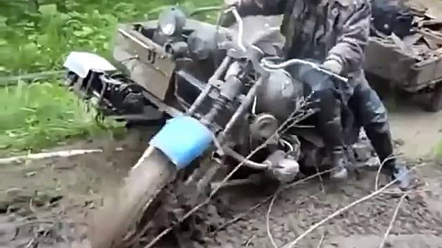 Полно приводный Мотоцикл Урал на бездорожье.