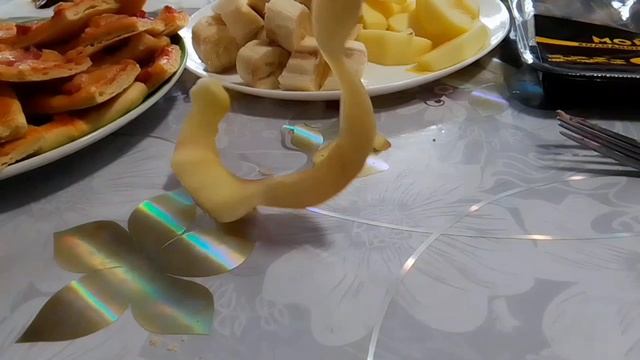 кому яблочко, сам из кожуры выложил🍎