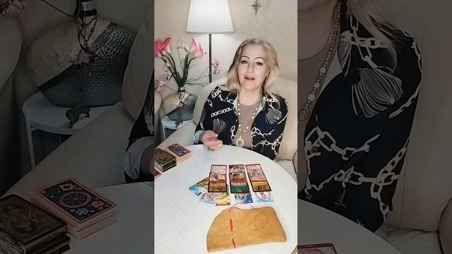Водолеи. Прогноз на апрель + руна талисман.