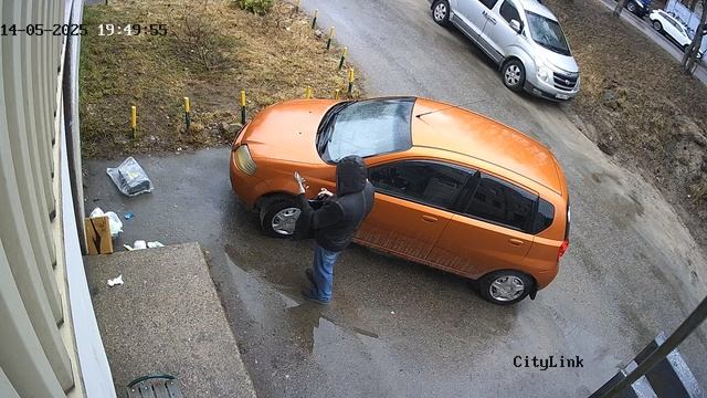 забрал мусора пакет с мусором. коробки забирать не стал  Карельская 14.05.2025