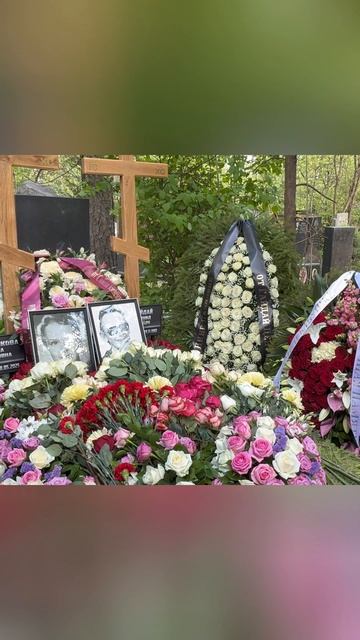 Могила Леонида Гайдая и Нины Гребешковой утопает в цветах / Кунцевское кладбище 14 мая 2025