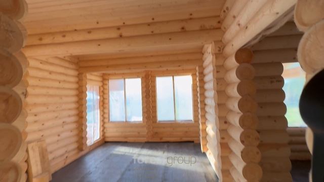 Дом из оцилиндрованного бревна 240 мм. 
https://groupforest.ru/catalog/project/proekt-doma-ts-1004/