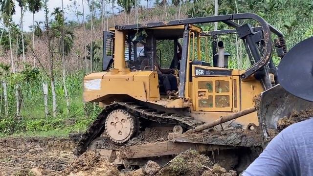 Бульдозер Caterpillar D6R XL расчищает сельскохозяйственные угодья и дороги