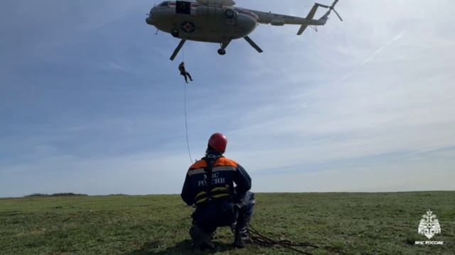На горе Тарки-Тау спасатели ДПСО спустили трёхметровый баннер, символизирующий 80 лет Победы!