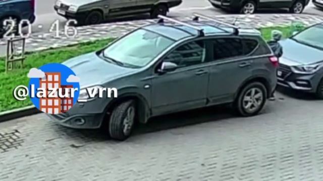 УГОДИЛ ПОД КОЛЁСА: в ЖК "Лазурный" ребёнок выбежал на проезжую часть и попал под колёса.