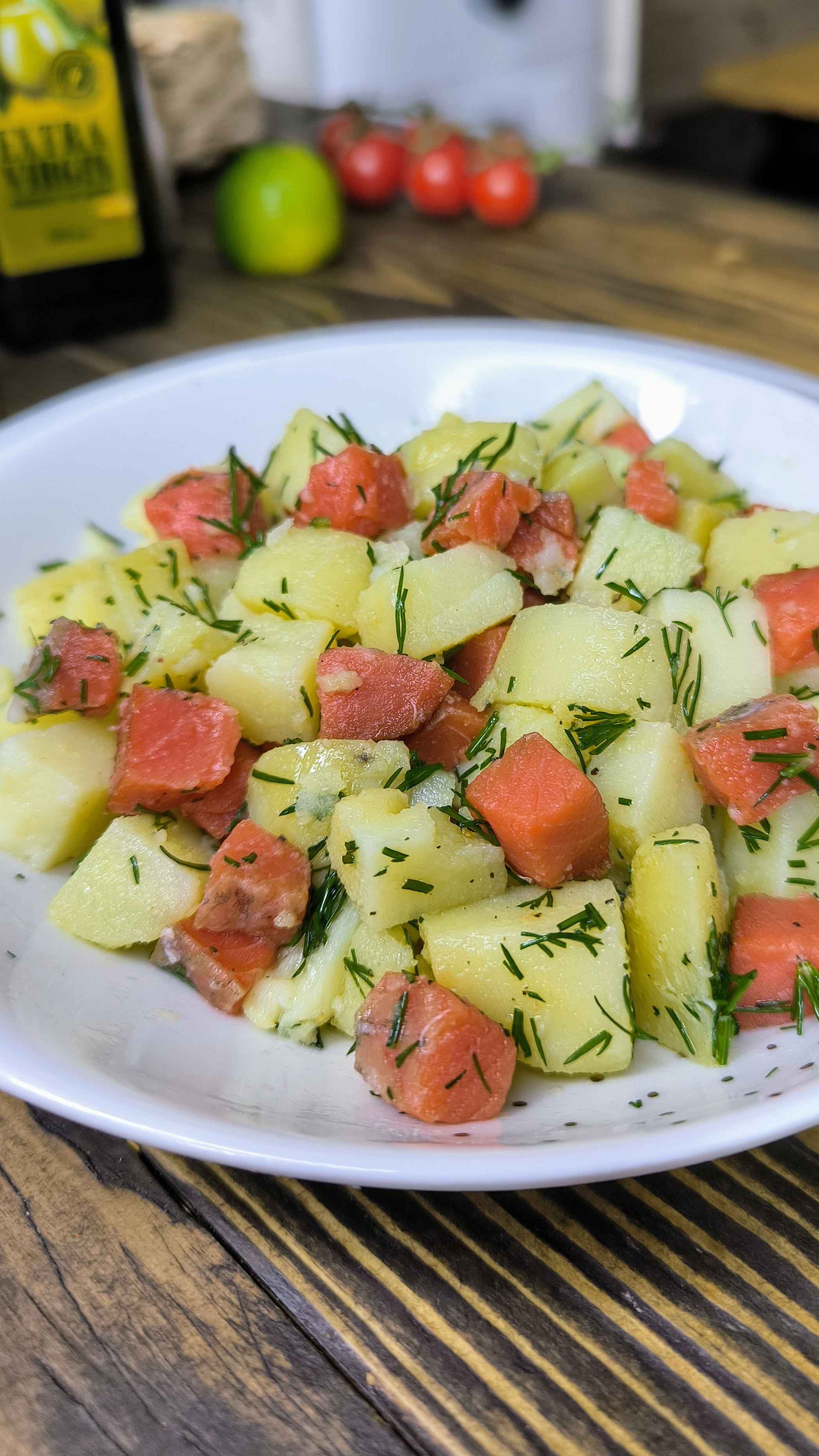 закусочный салат с сырокопчёной рыбой (форелью, неркой любой красной рыбой