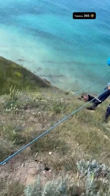 В районе 300 ступеней у Анапы спасатели достали с обрыва туриста
