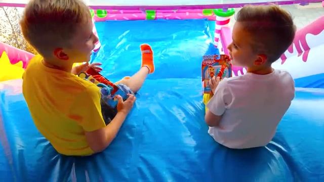 Влад и Никита Игра в прятки с игрушками Влада и Никиты