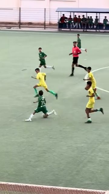 Le talent n'a pas d'âge, il dribble tout le monde avec une aisance incroyable #football #shorts