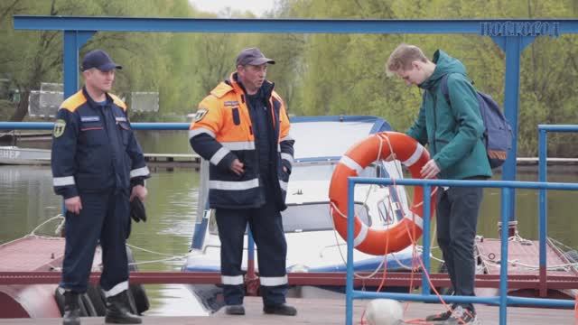Школьников Великого Новгорода наглядно обучили, что следует делать при опасности на воде