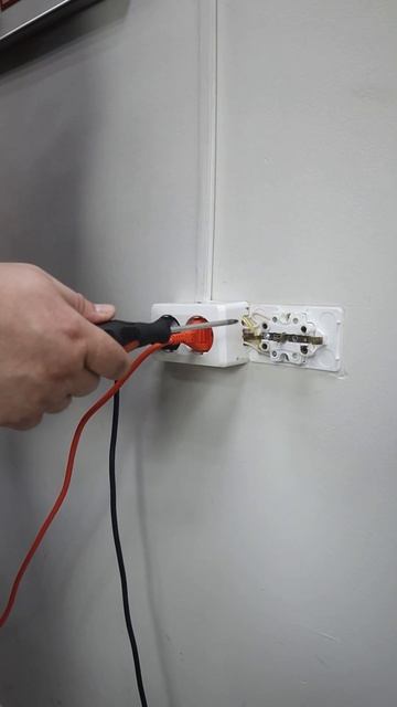 Безопасно! Работа с электричеством. Тестер напряжения