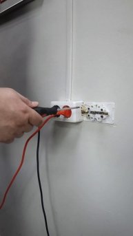 Безопасно! Работа с электричеством. Тестер напряжения