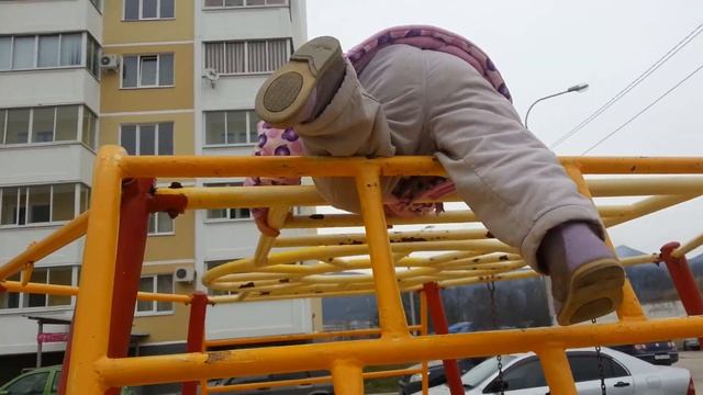 Вероника лезет по лестнице