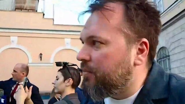 Российская делегация прибыла в генконсульство РФ в Стамбуле, где ожидается заявление В. Мединского