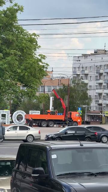 На пл. Ленина убирают инсталляцию "Победа"