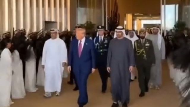 Трампа в ОАЭ встретили эффектным традиционным танцем волос — халиджи.