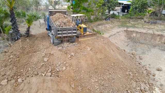 Строительство, засыпаем высохший  пруд