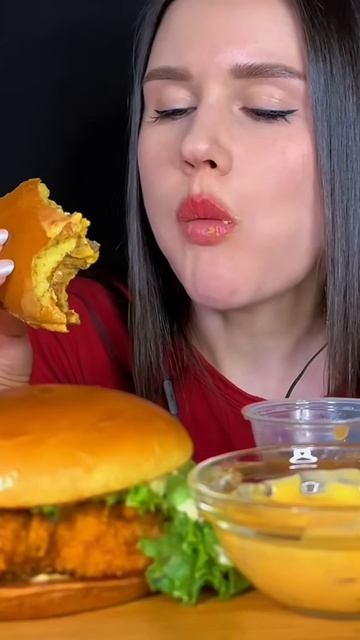 МУКБАНГ: ЧИЗБУРГЕР И СЫРНЫЙ СОУС