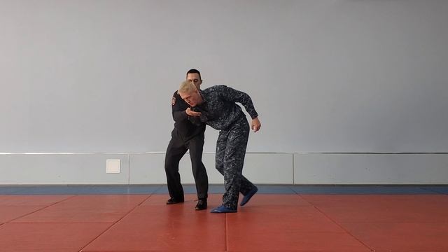 Освобождение от захвата предплечий (рукавов) спереди
