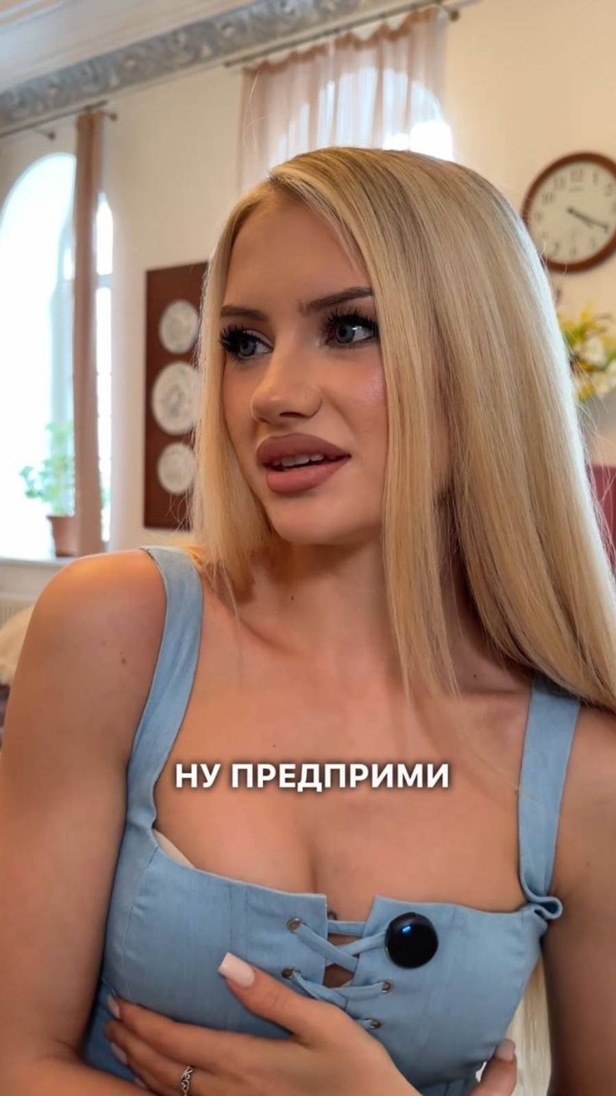 Полураздетая девушка замёрзла, но парень нашёл быстрый способ её согреть 🍓