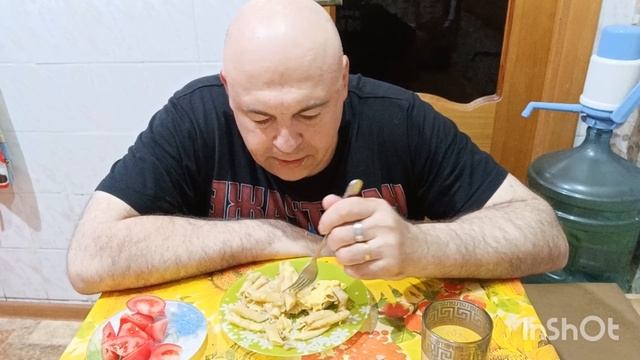 Мукбанг. Макароны с тушёнкой, помидорчик, сырный соус и ситро. Муся Пинкензон.