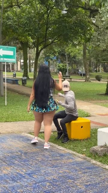Las pelotas falsas😳🤣 broma de humor🤭 #funny #prank #humor #viralvideo  #shorts  #funnymoments