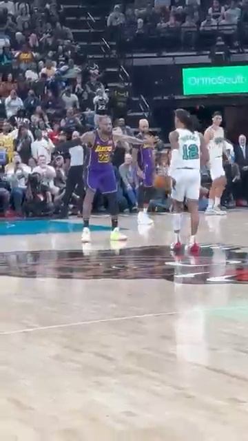 LeBron le hace el TOOSMALL a Morant y un poco después Ja le da un empujón a James  #nba #basketball