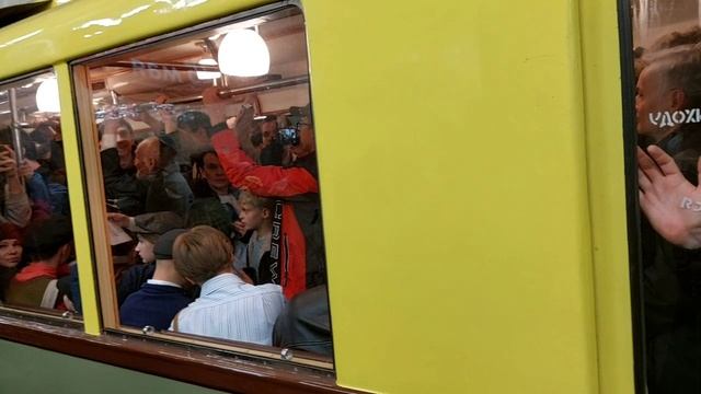 15 мая 2025 года - празднование 90 - летия Московского метро . Пробуем сесть на ретро-поезд. Давка.
