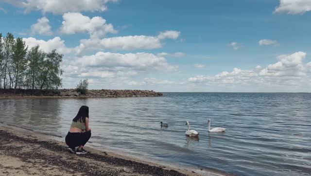 Пляжная кулинария. Девушка красотка готовит вареники в Одиночном походе/Отдых на природе в одиночку