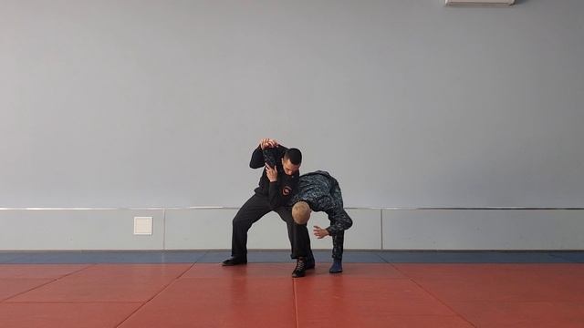 Скручивание руки внутрь (рычаг руки внутрь)