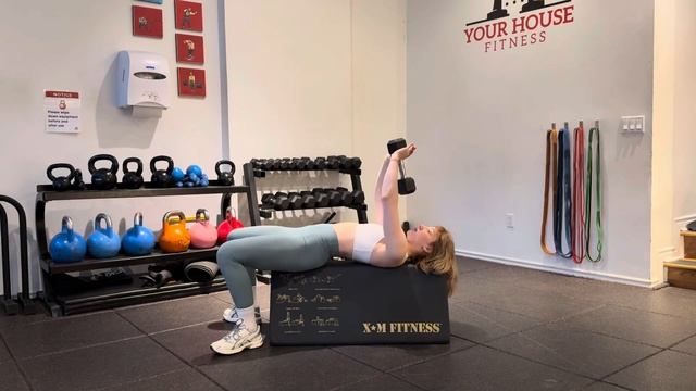 Как выполнять пуловер с гантелей