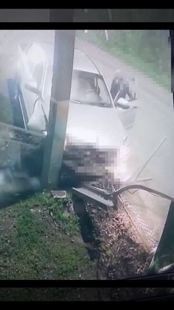 В Армавире мужчина угнал авто у друга и врезался в столб