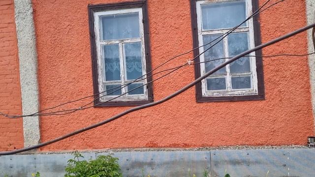 Продолжаем работать на участке и в доме  брата. Работаем и мы, и мастера