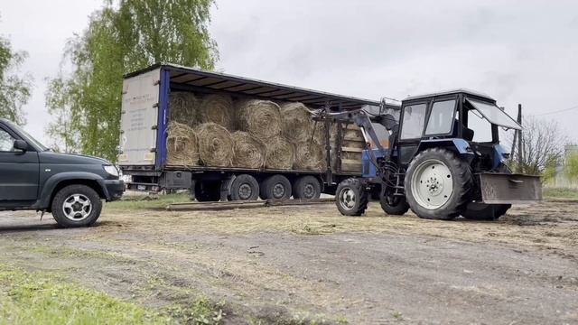 Один рабочий день дальнобойщика🚛. Грузим сено лошадкам. 🐴 # дальнобойщик #работа