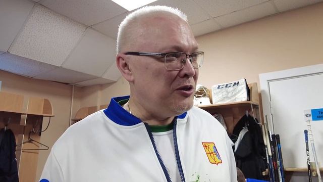 Губернатору подарили именной хоккейный свитер