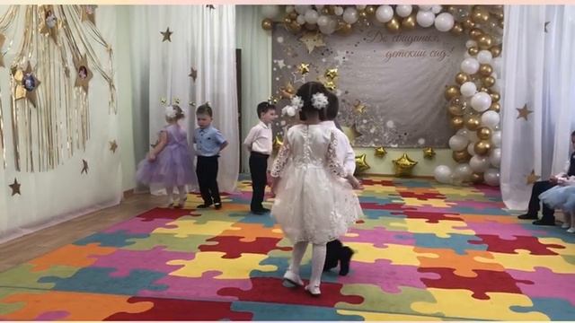 Малыши поздравляют выпускников